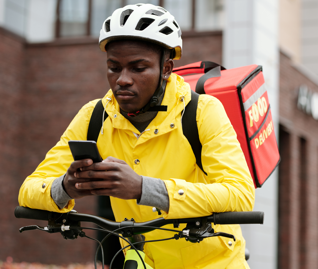 Livreur à vélo avec sac de livraison