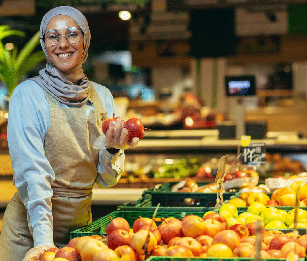Vendeuse dans une épicerie avec des fruits frais